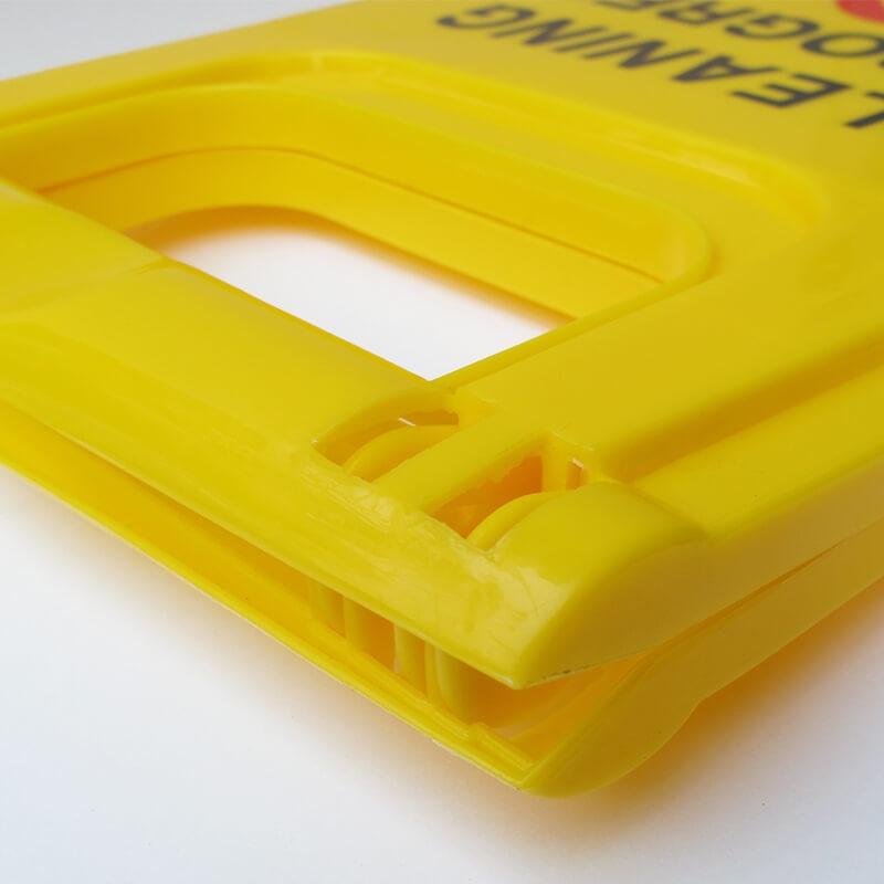 小心地滑告示牌